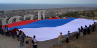 В Дербенте развернули триколор ко Дню Государственного флага РФ - Администрация г. Дербент