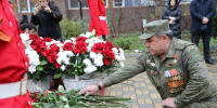 В Махачкале отметили День Героев Отечества у памятника Магомеду Нурбагандову - Газета Ватан